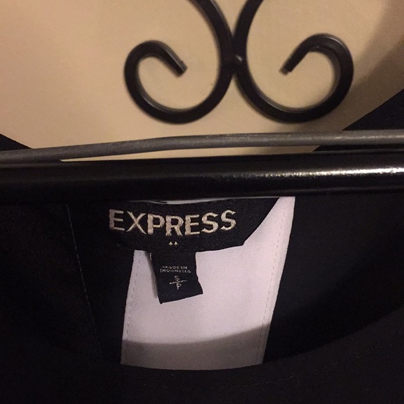 Express flowy black and white top with open back - Picture 5 of 6